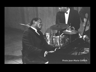 PETERSON Oscar Trio 2 with Bobby Durham (dms).jpg